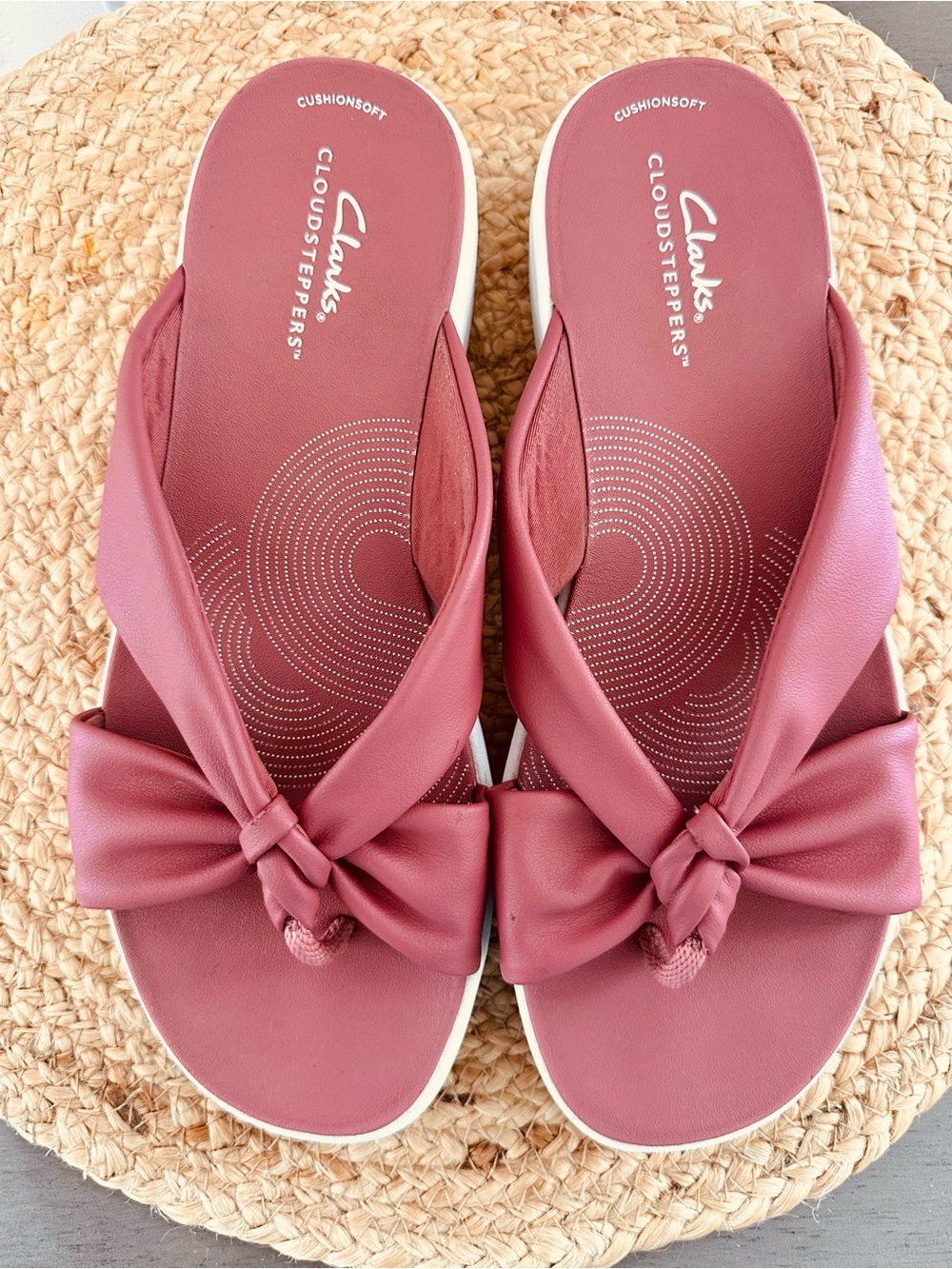 Clarks Women's Bow Thong Sandals in Dusty Rose - Picture 3 of 7